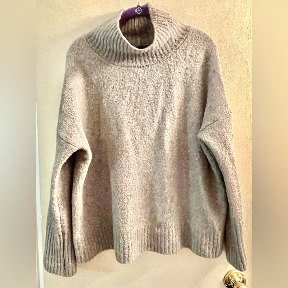 Rachel Zoe Taupe-Grayish Wide-neck Sweater
SIZE LARGE    *LIKE NEW*